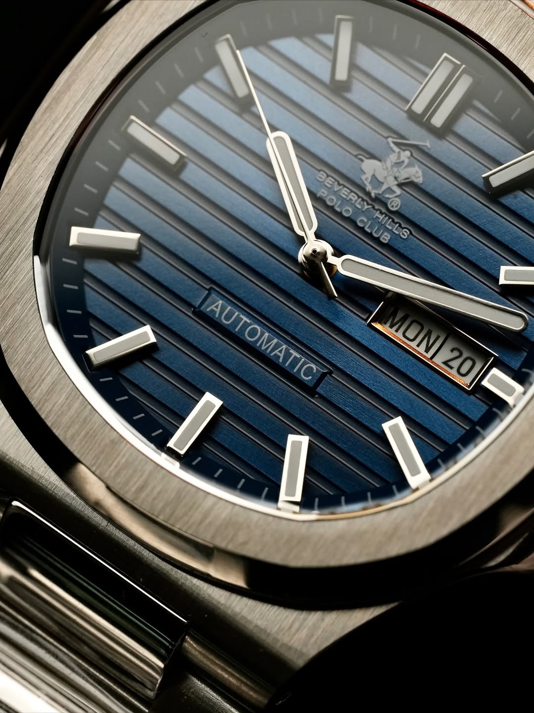 Blue dial, silver chain