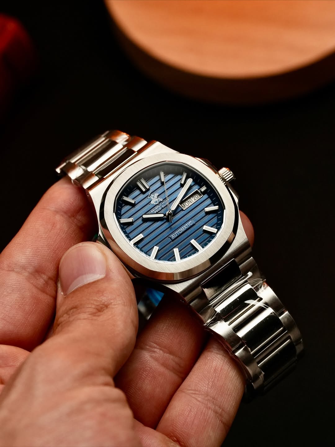 Blue dial, silver chain